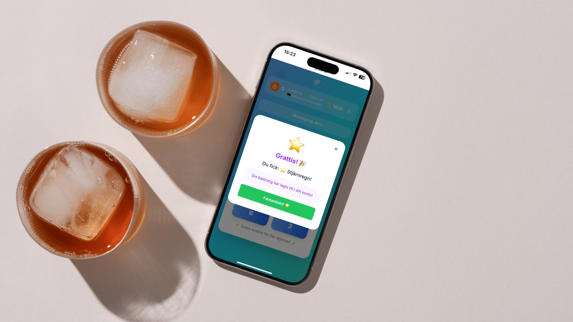 Barn dricker saft och spelar Junilo